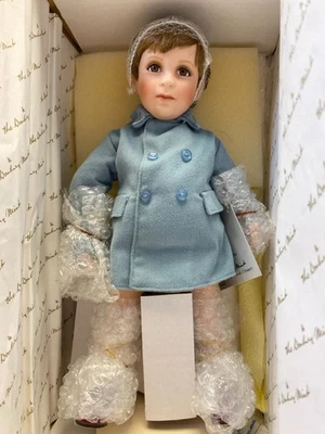 MUÑECA SALUDO DESPEDIDA PORCELANA DANBURY COMO NUEVA 12" DE LA COLECCIÓN JOHN-JOHN Foto 1 de 3