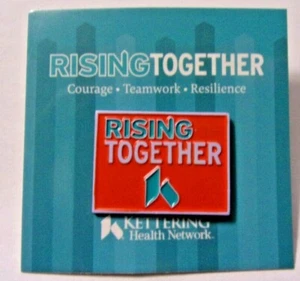 Spilla spilla cappello cravatta epoca pandemia Kettering Health Network Rising Together - Foto 1 di 3
