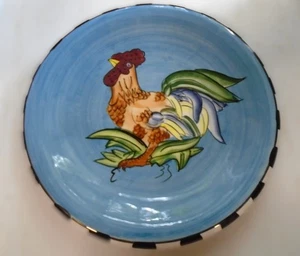 Handbemalter Hahn Design Mitte auf blauem Hintergrund Teller, mehrfarbiges Band 8" - Bild 1 von 6