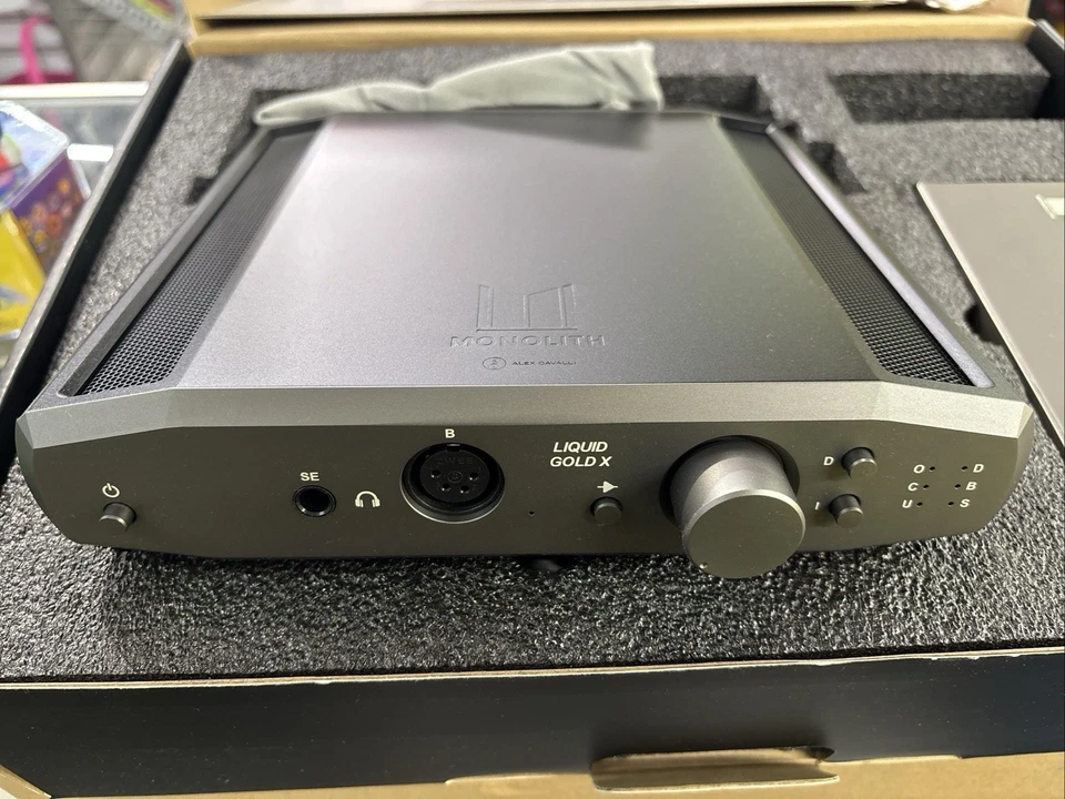 Amplificador de auriculares equilibrado Monolith Liquid Gold y DAC de Alex Cavalli Foto 1 de 3
