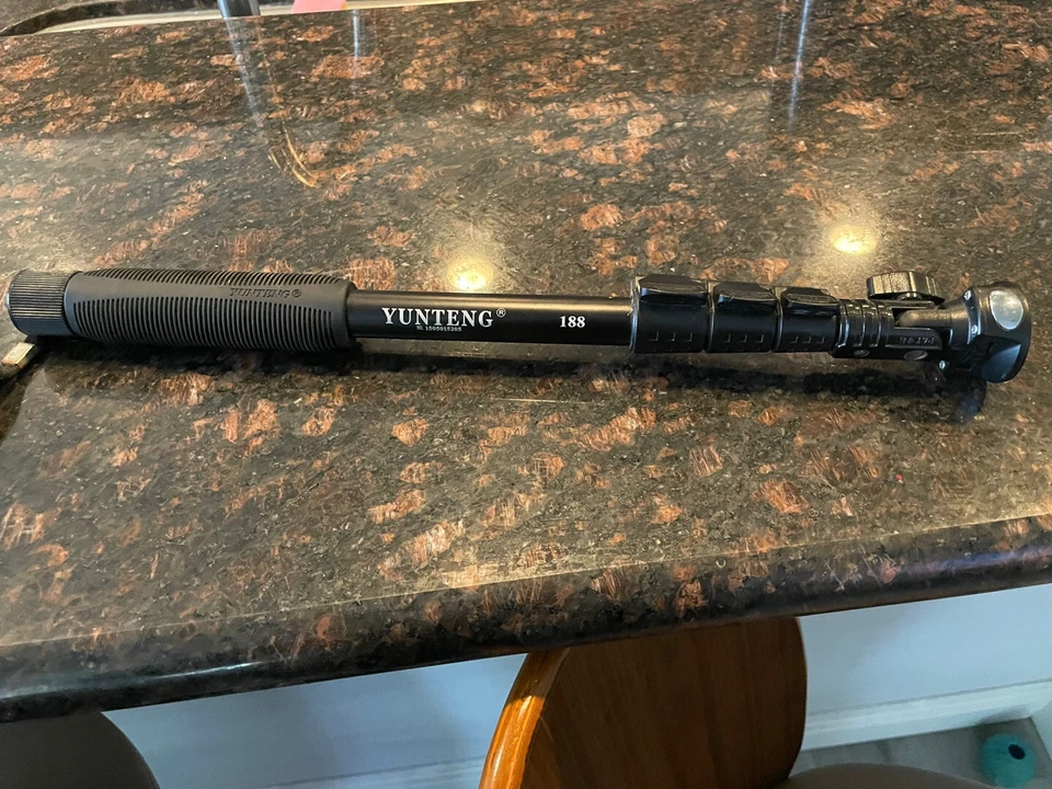 YUNTENG YT-188 Extendable Hand-held Monopod Holder for Cameras & Mobile Phones - Image 1 of 3