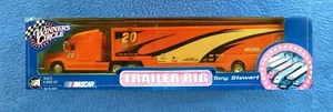 Plataforma de remolque Tony Stewart #20 escala 1:64 MBNA HOME DEPOT NASCAR CÍRCULO DE GANADORES - Imagen 1 de 2