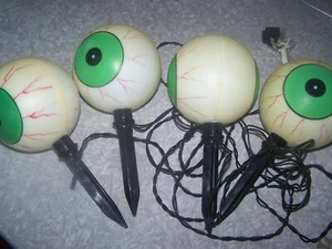 VINTAGE Halloween Dekorationen 4 beleuchtete AUGENKUGEL Blasform Hof Pfähle - Bild 1 von 2
