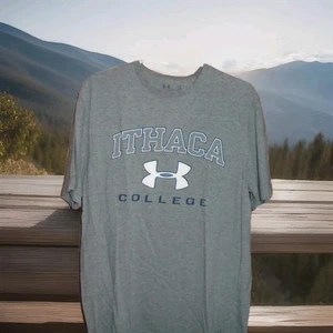 ITHACA COLLEGE MENS LOGO TSHIRT SIZE LARGE MADE BY UNDER ARMOUR - Picture 1 of 2
