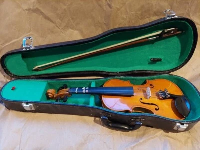 Anton Breton AB05 1/4 violin with case. Very Good Condition - Image 1 of 4