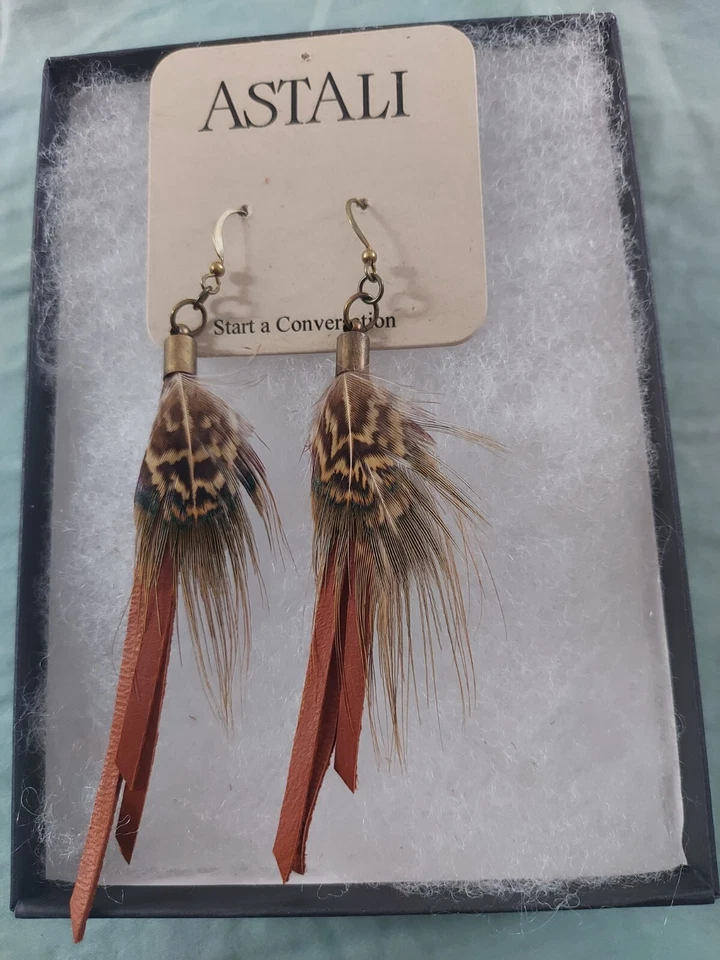 Mini Pendientes Astali Cuero y Pluma - Óxido/Faisán Boho Foto 1 de 1