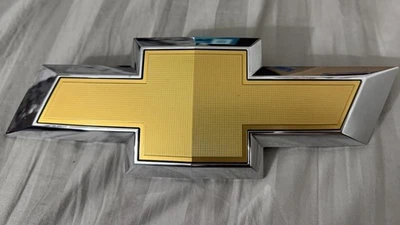 Chevrolet Suburban Tahoe 2015 2016 2017 2018 2019 2020 parrilla emblema pajarita dorado Foto 1 de 2