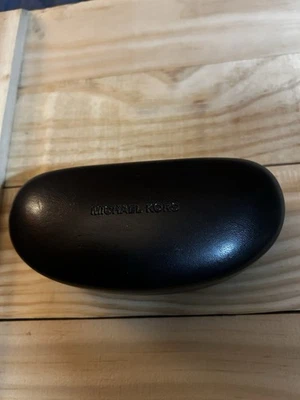 Gafas de sol/anteojos Michael Kors negras rígidas con carcasa de almeja grandes forradas de fieltro Foto 1 de 4