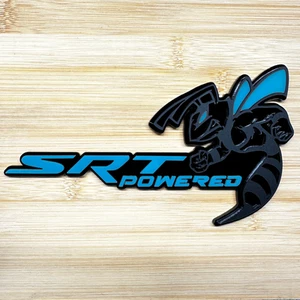 SRT Hornet Insignias Emblema ABEJA Azul Claro INSIGNIAS Puerta Trasera Enojado Agresivo - Imagen 1 de 4