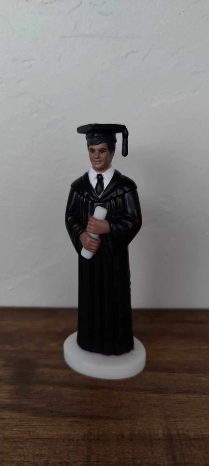 Estatuilla de graduado masculino marrón vintage / adorno de pastel / túnica negra Foto 1 de 1
