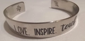 Teach, Love & Inspire Silberfarbenes Armreif Armband - Bild 1 von 3