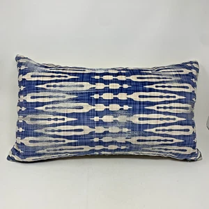 Almohada Lumbar Callisto Home Ikat Azul Metálico Plata Terciopelo Pluma 22"x13" - Imagen 1 de 9