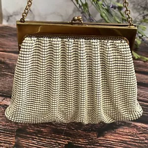 Cartera de mano vintage blanca WHITING & DAVIS de malla de aluminio con correa de cadena de latón - Imagen 1 de 10