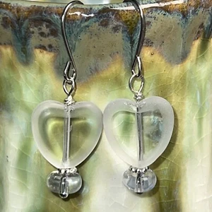 Pendientes de gancho colgantes con cuentas de vidrio apilado corazón esmerilado blanco tono plata. S751 - Imagen 1 de 4