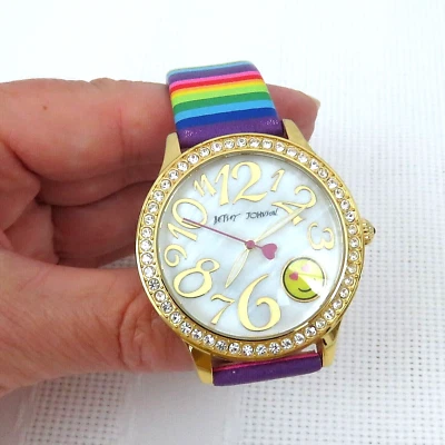 Reloj de cuero BETSEY JOHNSON cristal estrás cara sonriente arco iris orgullo Foto 1 de 4