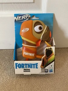 HASBRO NERF FORTNITE MICRO DOGGO GUN BLASTER & ZWEI FOAM DARTS - Bild 1 von 3