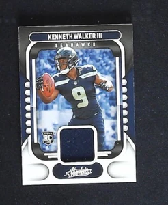 2022 Panini Assoluto - Materiali Kenneth Walker III #ARM-18 (MEM, RC) - Foto 1 di 1
