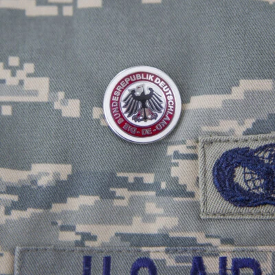 MARKENLOS BRD Bundesrepublik Deutschland Metall Anstecker Pin Button Orden mit Adler edel