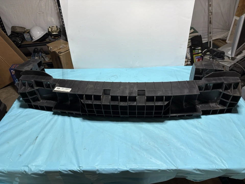 Amortiguador de energía de impacto para parachoques delantero Ford Thunderbird LX 1994-95 Foto 1 de 4