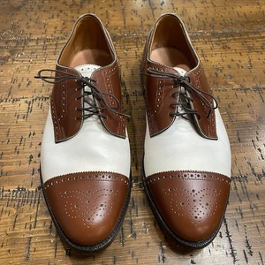 Scarpe ALLEN EDMONDS Sanford a coda di rondine uomo 10,5 EEE marrone bianco derby bicolore - Foto 1 di 16