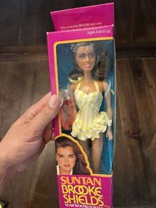 Nuova bambola Suntan Brooke Shields 1982 made in Hong Kong nuova con scatola leggermente danneggiata - Foto 1 di 7