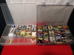 Lotto misto di filo/filo da ricamo. Con custodie e carte extra. 190 pezzi. - Foto 1 di 7