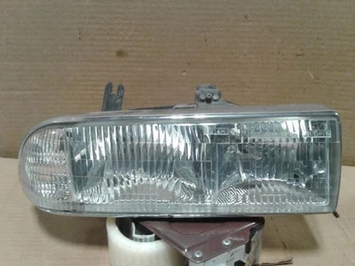 Passenger Headlight Chevrolet Fits 98-05 BLAZER S10/JIMMY S15 1066358 - Image 1 of 4
