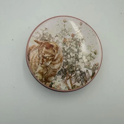 Decoração de gato vintage lata 1980 Delma Design círculo de 3 polegadas - rosa - leia - Imagem 1 de 4