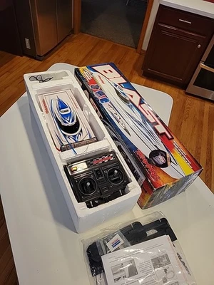 Радиоуправляемая электрическая лодка TRAXXAS Blast модель 3810 со скоростной лодкой R/C в оригинальной коробке  - Изображение 1 из 4