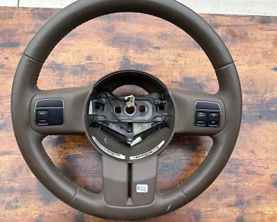 Volante del conductor Jeep Liberty 2008-2012 con interruptor de control de crucero OEM. Foto 1 de 4