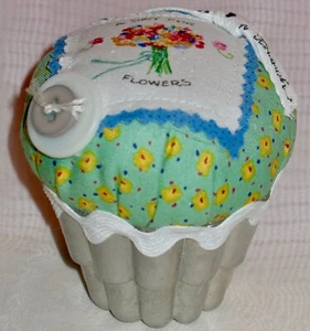 Susan Branch PIN CUSHION ~ A DAY FOR FLOWERS ~ Cupcake Shape ~ Rare! - Picture 1 of 6