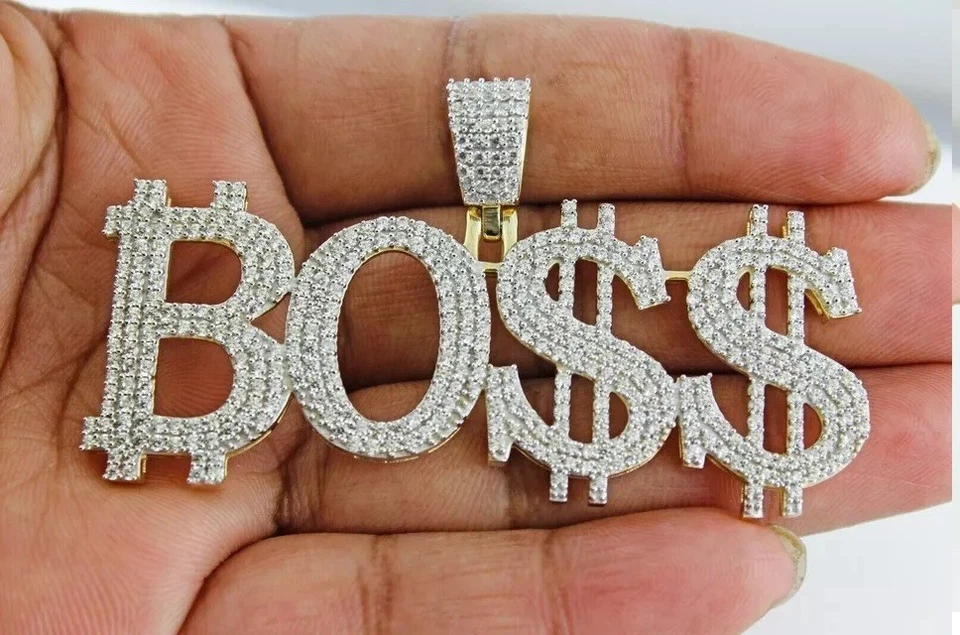 Colgante de cadena BOSS de diamante simulado de corte redondo de 2,80 quilates chapado en oro amarillo de 14 quilates Foto 1 de 4