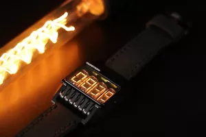 Nixie Tube Armbanduhr - futuristisches Numitron (Metall, Saphir, spritzwassergeschützt) - Bild 1 von 12