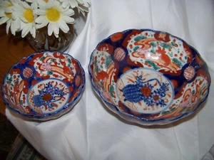 2 antike japanische Imari Schalen aus dem 19. Jahrhundert gewellte Ränder - Bild 1 von 8