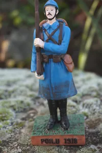 RE0321 FIGURINE STATUETTE SOLDAT POILU PRESENTANT ARMES 1914 1918 - Imagen 1 de 3