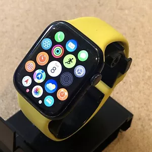 Apple Watch Series 7 S7 (GPS) 45mm Boîtier Minuit avec Bracelets Sport M/L Jaune et Bleu - Photo 1 sur 11