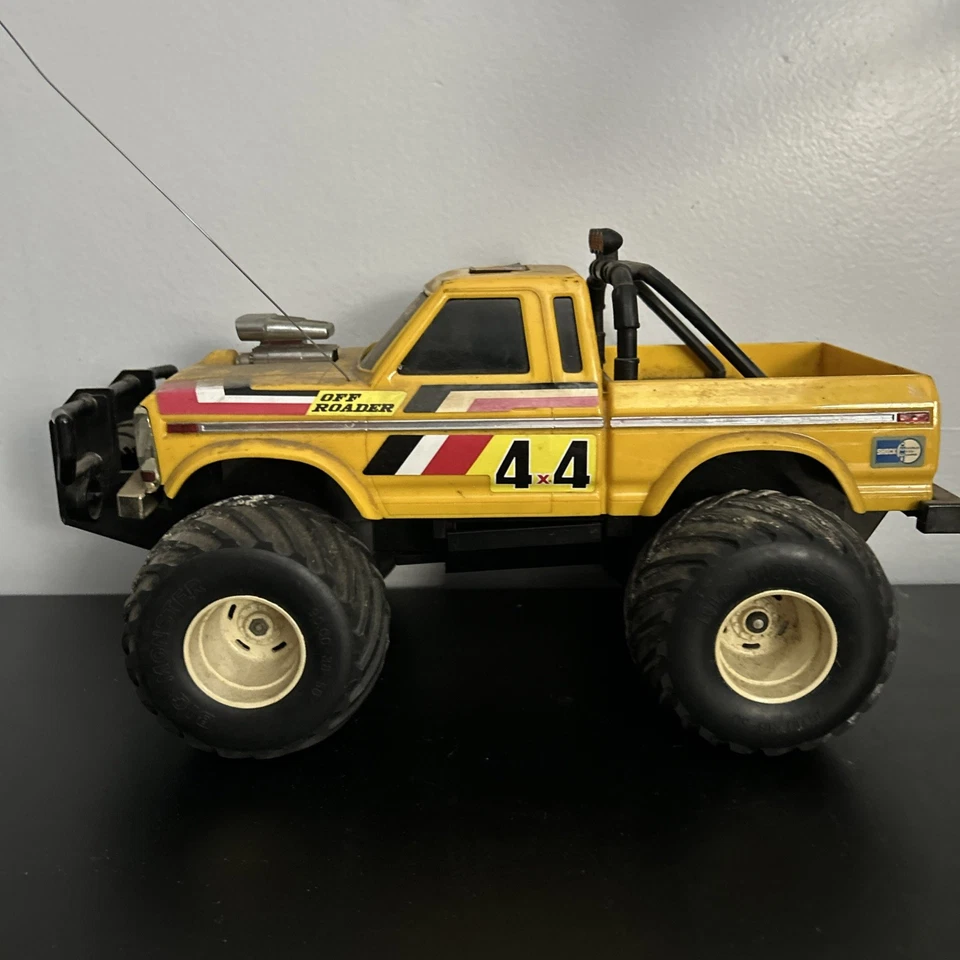 Radio Shack rádio controlado off roader RC 4X4 V8 sem controle não testado - Imagem 1 de 1