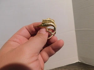 Spilla pesce spada pesce vela stile spagnolo damascato tono oro vintage marlin - Foto 1 di 2