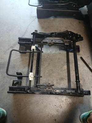 Jeep Compass 2014 pasajero delantero derecho asiento inferior marco de pista OEM Foto 1 de 3