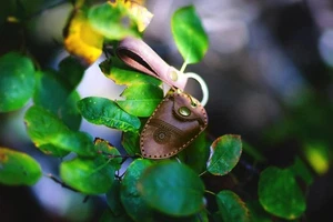 Juego de llaveros Jomon Amuleto Obsidiana Punta de flecha y cuero genuino Japón - Imagen 1 de 6