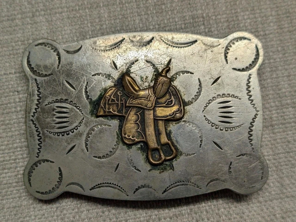 Vintage Justin Hebilla Cinturón NÍQUEL PLATA Ecuestre SILLA DE MONTAR Vaquero RODEO OCCIDENTAL Foto 1 de 4