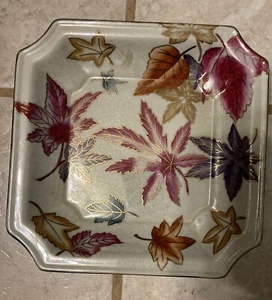 Piatto decorativo in porcellana con foglie autunnali bordo tono oro 8" - Foto 1 di 4