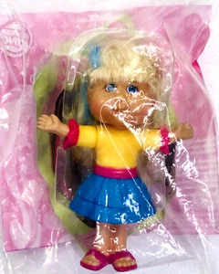 Neu in Verpackung Cabbage Patch Kids CPK blond blaues Auge Mädchen Puppe Figur 4" Burger King 2008 - Bild 1 von 2