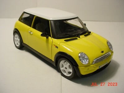 Burago Mini Cooper 1/24 Diecast Model  Uprm - Image 1 of 4