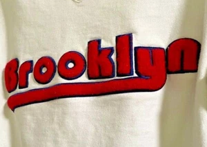 SELTENES SHOOP NO.01 BROOKLYN SWEATSHIRT MIT V-AUSSCHNITT GRÖSSE SMALL - Bild 1 von 7