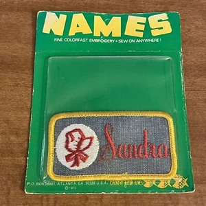 Vintage 70er SANDRA Namen zum Aufnähen farbecht bestickt Patch Dreifische neu aus altem Lagerbestand ungeöffnet - Bild 1 von 2