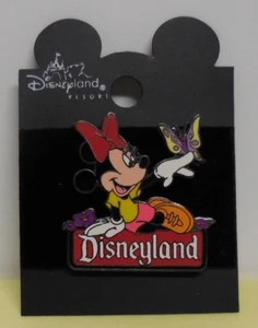 Prendedor Disney DLR Disneyland 2000 signo Minnie sosteniendo un prendedor mariposa - Imagen 1 de 3