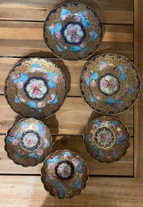 VINTAGE SET MIT 6 JAPANISCHEN HANDBEMALTEN PORZELLANTELLERN MIT GOLDPERLEN UND BLUMEN - Bild 1 von 4