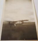 AVION vintage 2,5 pouces X 3,5 pouces Seconde Guerre mondiale photo en vol noir et blanc