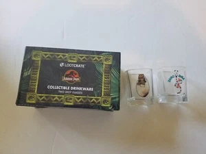 SET 2 BICCHIERI DA TIRO LOOT CRATE JURASSIC PARK DINO DNA E BABY VELOCIRAPTOR - Foto 1 di 7